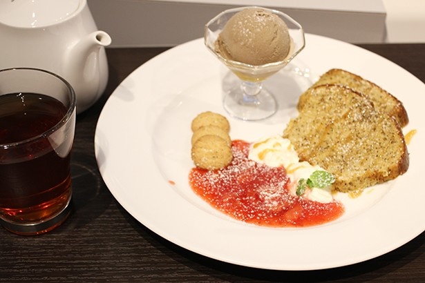 「御剣 怜侍のアフターヌーンティーセット」(950円)。ケーキ、アイスクリーム、ビスケットなどを盛り付けたスイーツのセットだ