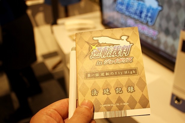 法廷記録を受け取り、アトラクション開始！館内の端末でバーコードを読み取り、捜査を進めていく