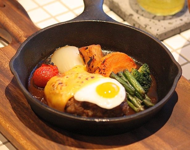 ハーフサイズの「100本の煮込みハンバーグ」(890円)