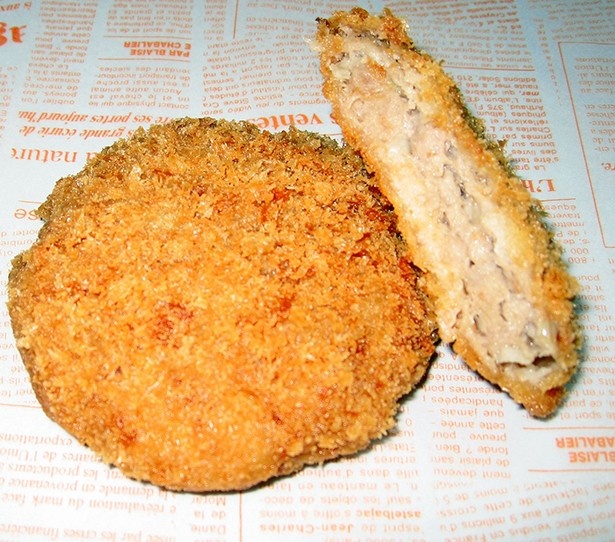 沖縄の「あぐー豚メンチカツ」(300円)。肉汁に旨味が十分に詰まっている