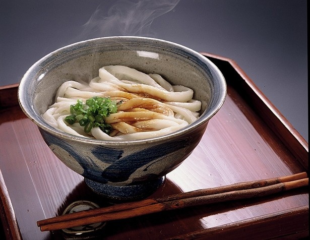 「伊勢うどん」(500円)は醤油ベースの濃厚なタレを絡めて食べる