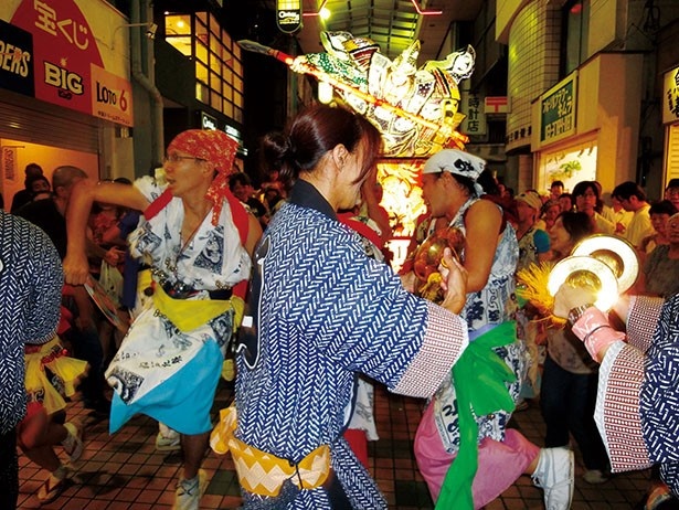 わくわく広場の特設ステージでは、迫力満点のお祭りステージが！ねぶた囃子は4月25日(土)に登場