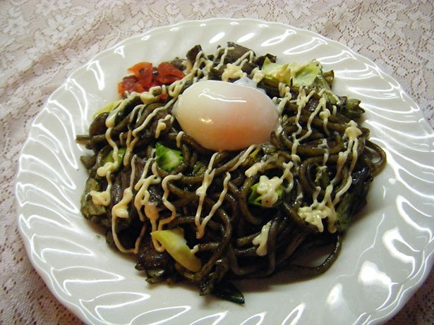 東京・東村山の「温玉黒焼きそば」(500円)。秘伝のイカスミと、“幻の旨味酒”といわれる黒酒や、さまざまな香辛料をブレンドしたソースが特徴