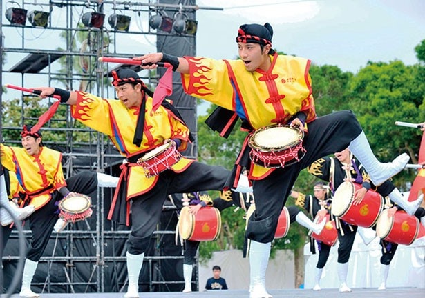 沖縄の伝統芸能、エイサー。演出に趣向を凝らす“創作エイサー”の迫力のステージが
