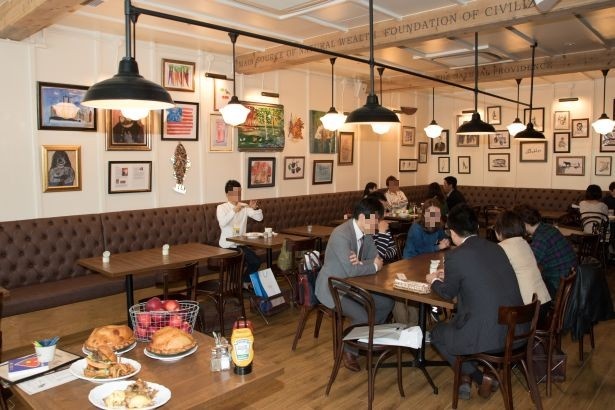 アメリカンな雰囲気の店内