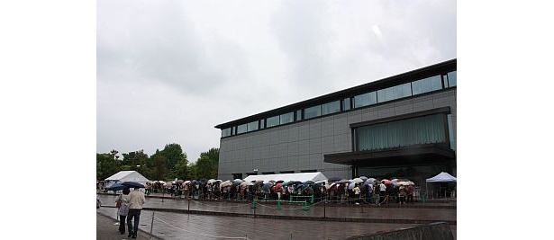 雨にもかかわらず多くの人が詰め掛けた