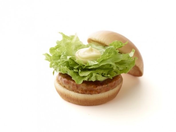 【写真を見る】ソイパティであっさり！「テリヤキバーガー」(360円)のソイパティも登場