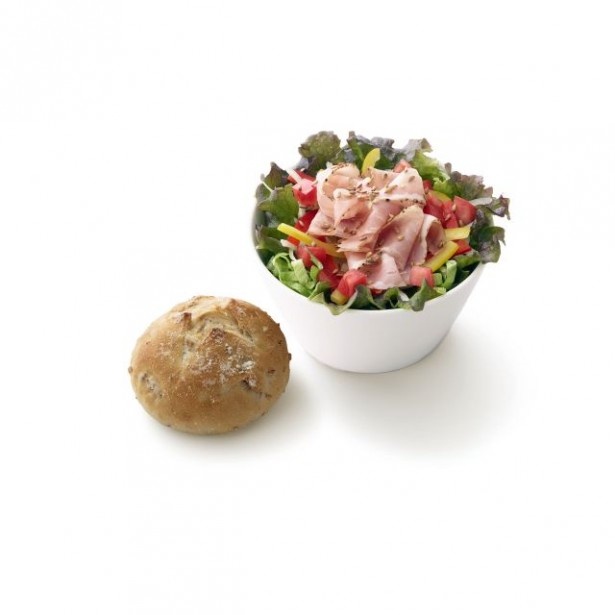 生野菜たっぷり！くるみ入りライ麦パン付きで朝食やランチにもぴったり