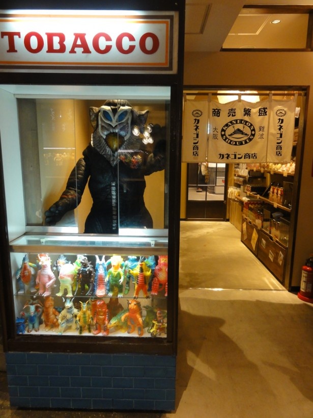 副店長メフィラス星人もお出迎え