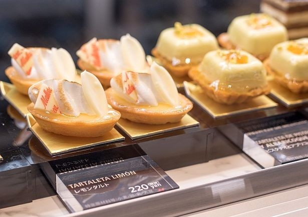 手のひらサイズの小さなケーキも各種販売している