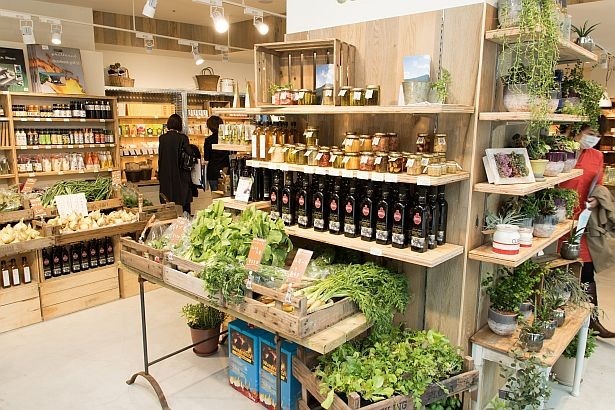 アンティークのテーブルなども販売されている