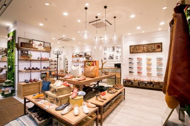 店内には、メンズ・レディス合わせて100種以上のもでるがラインナップ！ デザイン性もあり、履き心地も抜群