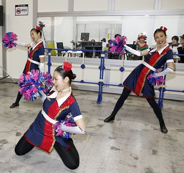 現役CAがチアダンス！超会議JALブースが盛況