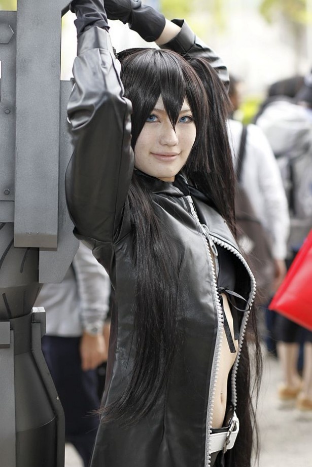 【写真を見る】セクシー度満点！その他のコスプレイヤーも多数