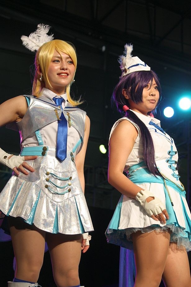 「ラブライブ！」の絢瀬絵里に扮する癒迦さん(写真左)と、東條希に扮する林檎さん(同右)