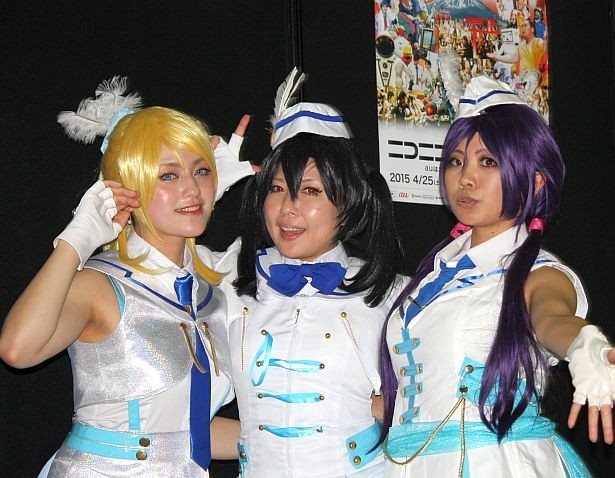 写真左より、「ラブライブ！」の絢瀬絵里に扮する癒迦さん、矢沢にこに扮するぴょんさん、東條希に扮する林檎さん