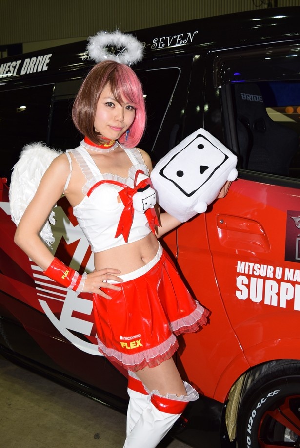 FLEXブースで見つけたセクシーコンパニオン、春名麻衣さん