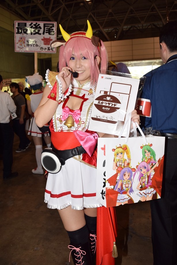 牛をイメージした衣装がユニーク