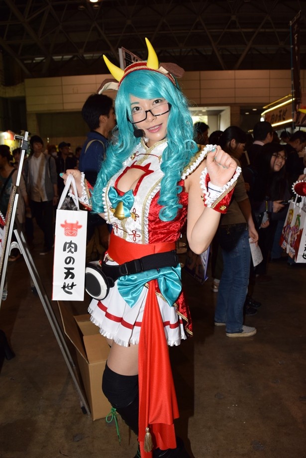 セクシーな胸元に視線も釘付け