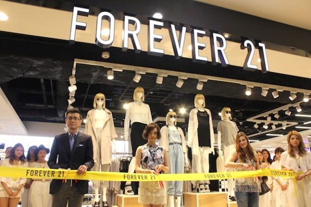 玉城ティナは「FOREVER 21」のテープカット＆トークショーに登場