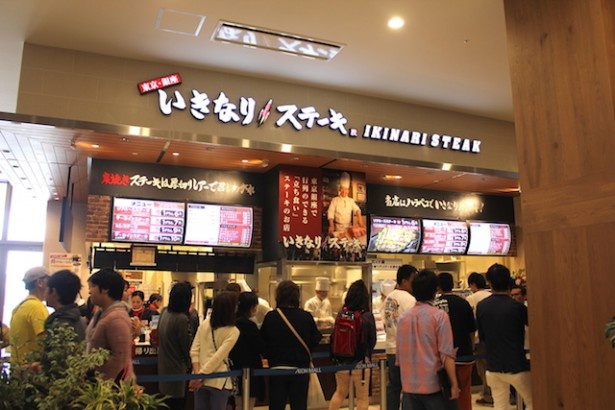 前評判の高かった「いきなりステーキ」はやはり長蛇の列！