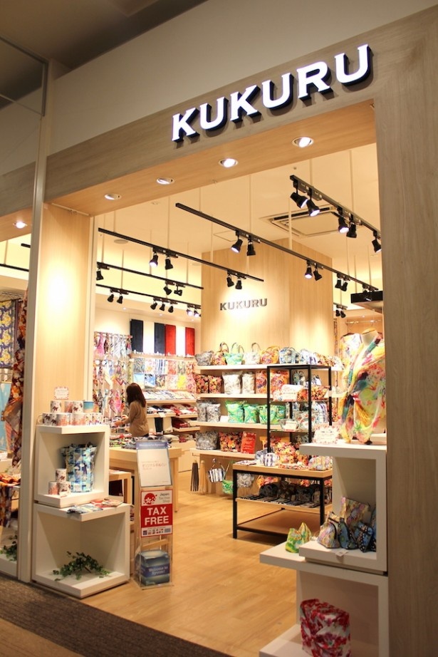 地元・沖縄のグッズを取り揃える「KUKURU」