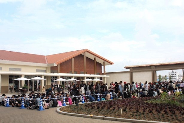 オープン前にはすでに1万1000人もの長蛇の列ができた