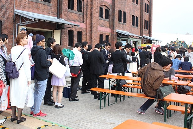 サンプリングイベントは長蛇の列ができるほどの盛況ぶり