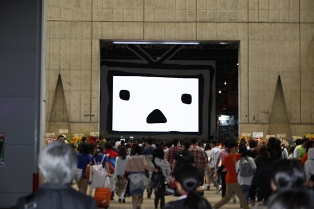ニコニコテレビちゃんが来場者を迎える