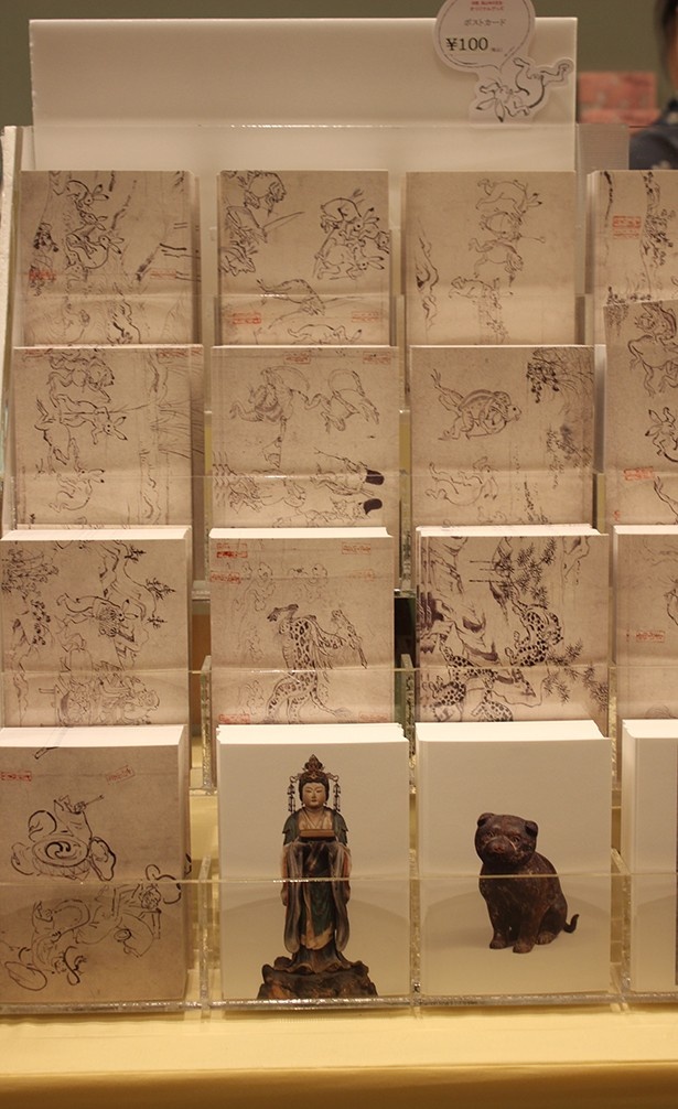 擬人化されたウサギやカエルが描かれた鳥獣戯画の「ポストカード」(100円)