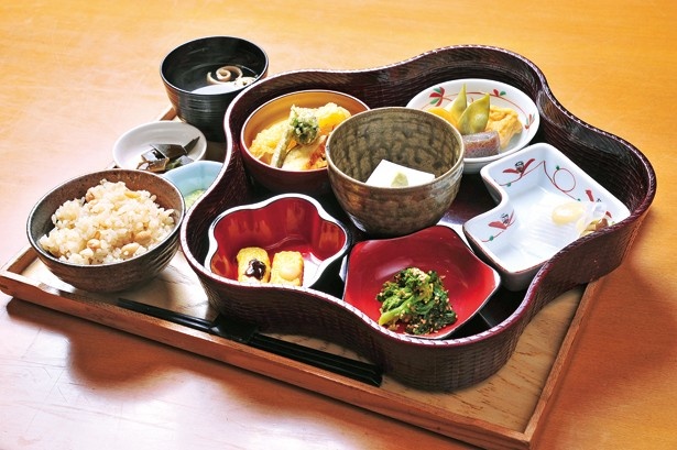 「中央食堂さんぼう」で味わえる「精進花篭弁当」（2200円）。ゴマ豆腐や野菜の天ぷらなどが入った人気メニュー