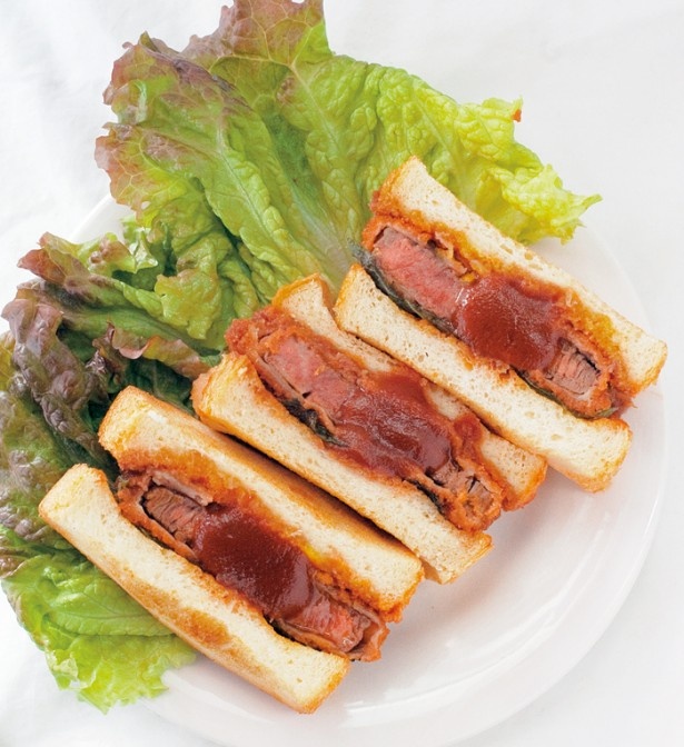 お肉の大川 御前七条店の「びーふカツサンド」(1080円)。牛ロースとてりやきソース、フライドオニオンが絶妙にマッチ！