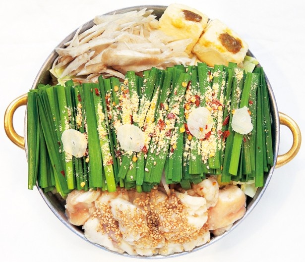 もつ鍋 寅屋の「もつ鍋」(1人前1620円)は、牛モツはもちろん、キャベツ、ニラ、ゴボウ、タマネギ、モヤシなど、野菜がたっぷり入った鍋。日頃の野菜不足も解消できそう！