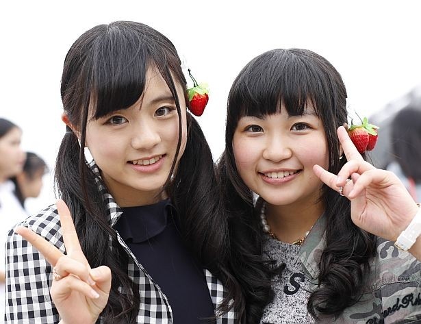 【写真を見る】「イチゴを実らせてみました！」と話していたキュートな2人組