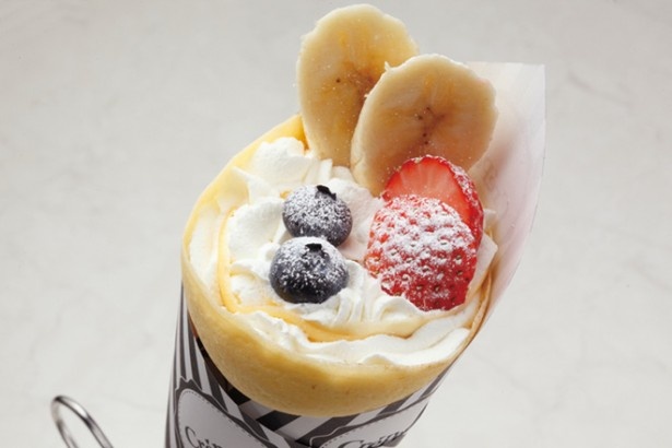 【写真を見る】Crepers(クレーパーズ) ルミネエスト新宿店の「ベリーベリー バナナ 生クリーム」(600円)は、新鮮な果実がたっぷり味わえる