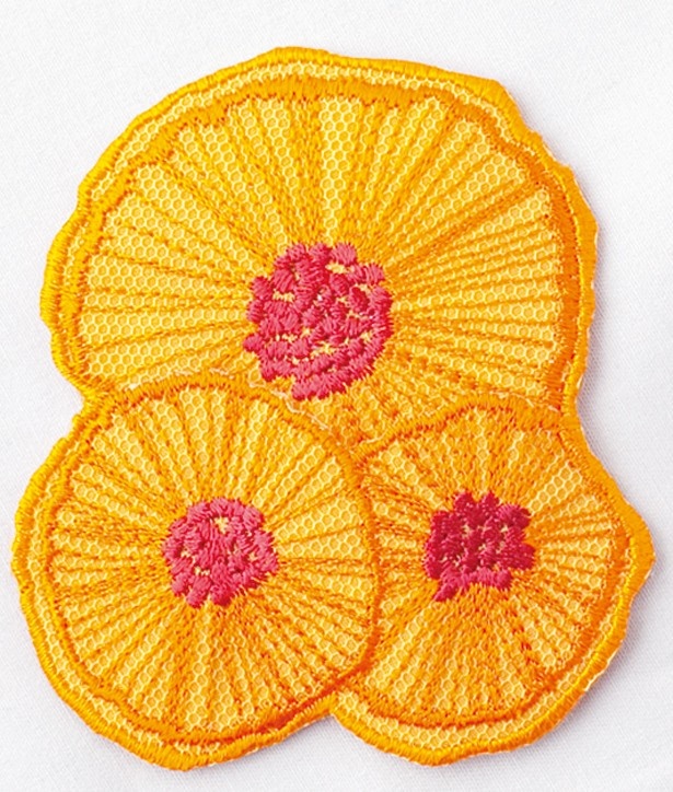 lisnの「サシェボタニカルデイジー」(1836円)は、カラフルな刺繍柄のサシェ。バッグや洋服のポケットなどに入れて、お気に入りの香りを持ち歩ける