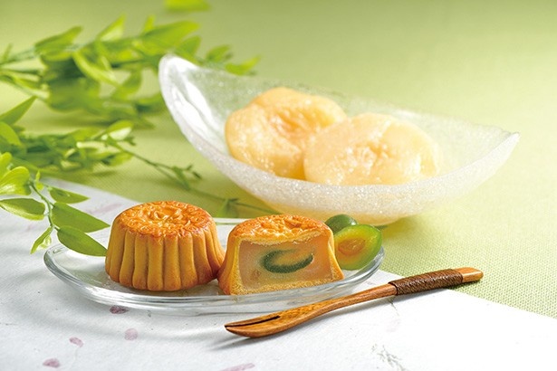 「横濱月餅 白桃」(160円)は、新緑色の爽やかな若桃がまるごと一粒入っている