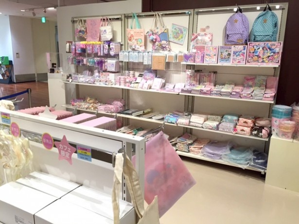 併設するショップでは限定グッズやオフィシャルグッズがもりだくさん