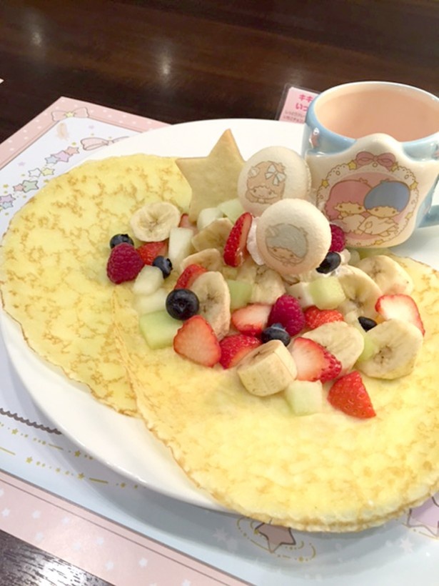 キキ＆ララのフルーツたくさん贅沢クレープ(1480円、税抜き、プレゼントマグカップ付き)