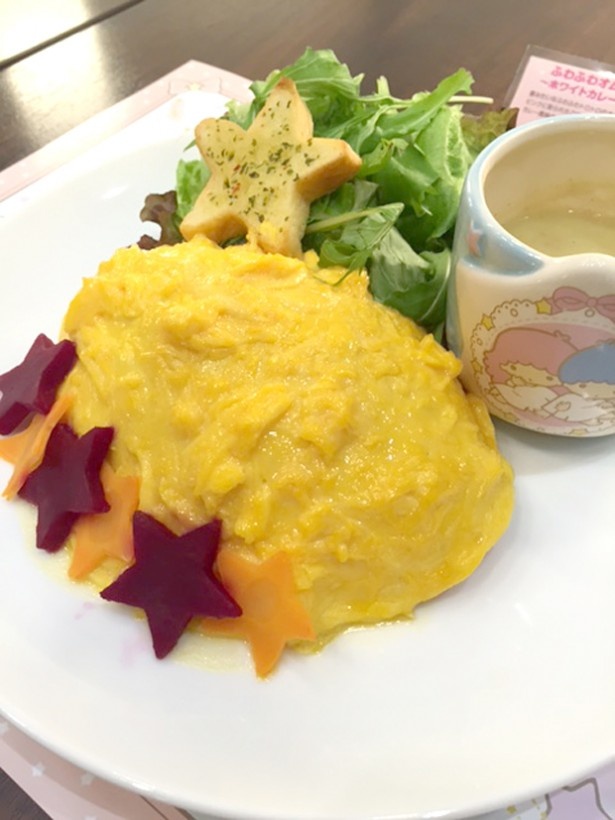 フワフワオムライス～ホワイトカレーソース～(1580円、税抜き、プレゼントマグカップ付き)