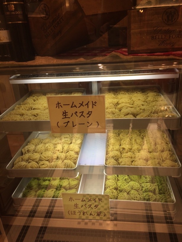 ショーケースの生パスタ。プレーンやほうれん草などから選べる