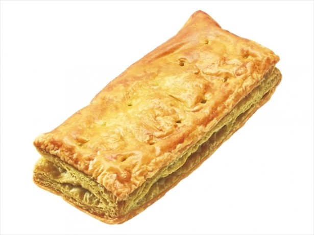 北海道産あずきのフィリングを包んだ「スティックパイ 抹茶あずき」(151円)