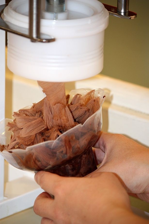 専用の機械でアイスを未体験の食感に！使用するアイスの量はそれほど多くはないが、ボリューミーな見た目になる