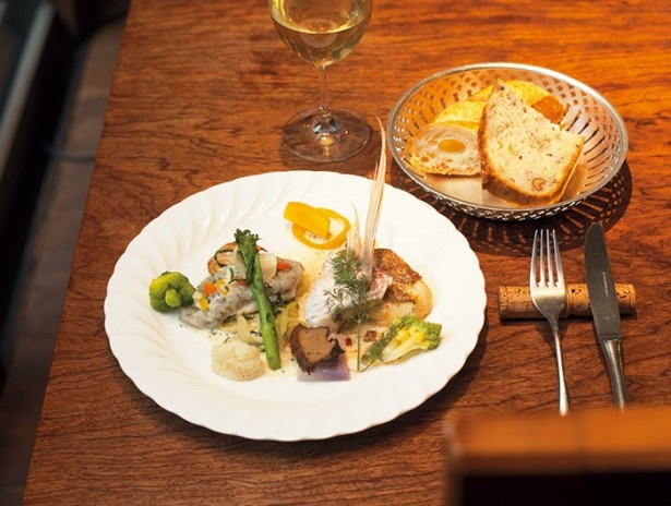 【写真を見る】地元食材を使用した、ビストロYUIGAのコースメニュー。ランチのプチコースは2000円から、ディナーは3800円から用意