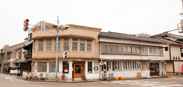 ひらみぱんは、大正時代の鉄工所跡の建物を利用したビストロ