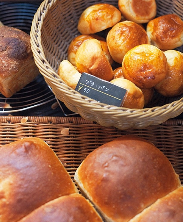 ひらみぱんの入り口付近には、約30種類ほどのパンや焼き菓子が並ぶ