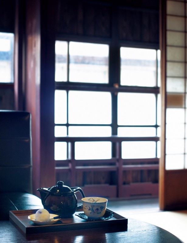 和雑貨の販売とカフェを営む凛凛。築100年の町家を利用した店内は、趣きのある空間が広がる