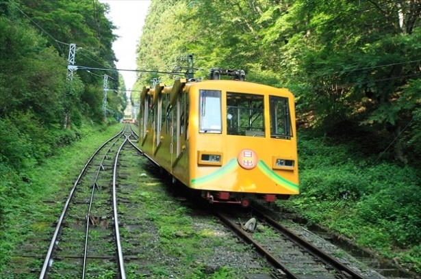 【写真を見る】滝本駅から御岳山駅の間を約6分で上り下りするケーブルカー(御岳登山鉄道)