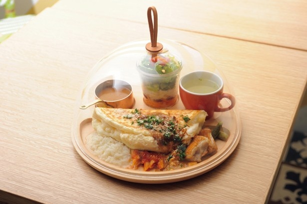 【写真を見る】B.B.B Best Biscuit Breakfastの「グリルチキンオムリゾット」(1380円)はトマトソースのマカロニやグリルチキンが味わえる