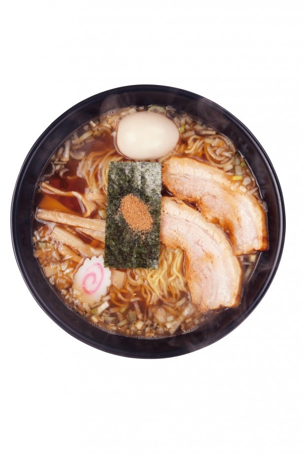 【写真を見る】御苑 独歩の「特製魚介中華そば」(950円)はボリューム満点